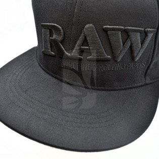 Gorra con Logo y Visera Plana de RAW