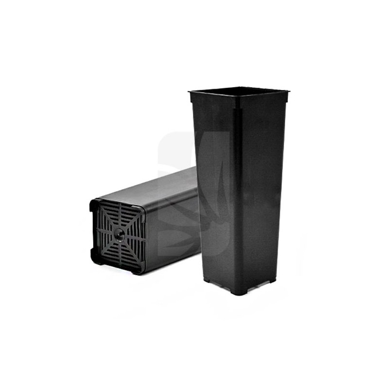Maceta cuadrada negra 2.3 L. 10.3 x 28 cm.